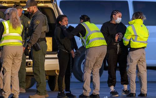  Dos mujeres encadenadas son cateadas en El Paso, Texas, por agentes del Servicio de Inmigración y Control de Aduanas antes de abordar un vuelo de repatriación a Guatemala. Foto Ap