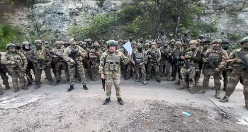 En imagen tomada de video, el jefe del Grupo Wagner, Yevgueni Prigozhin, durante la lectura de su declaración al frente de sus tropas en un lugar desconocido el pasado viernes. El dueño de la compañía militar privada rusa Wagner amenazó con retirar a sus fuerzas de la ciudad ucrania de Bakhmut tras acusar al mando militar de Rusia de privar de municiones al grupo.