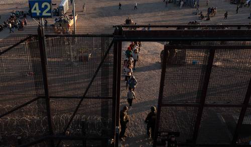  Migrantes caminan por la puerta 42, en El Paso, Texas, para entregarse a los agentes de la Patrulla Fronteriza e iniciar su trámite de asilo. Foto Afp