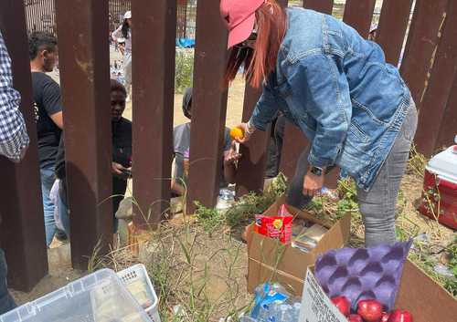 Entre las dos vallas que separan Tijuana de San Diego, continúan cientos de indocumentados en espera de la posibilidad de solicitar asilo.