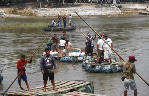 En el río Suchiate, en la frontera con Guatemala, sigue el flujo de personas. Hay poca vigilancia de agentes migratorios y de la Guardia Nacional.