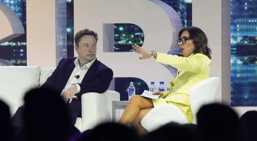 Elon Musk anunció ayer el nombramiento de Linda Yaccarino, hasta ahora responsable de publicidad del grupo NBCUniversal, como la nueva directora ejecutiva de Twitter, seis meses después de haber comprado la red social de la que, no obstante, conservará el control. Yaccarino se hará cargo de la red social con una pesada carga de deuda, en un momento en que trata de invertir la caída de sus ingresos publicitarios.