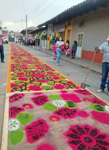 Tapete de aserrín hecho por los pobladores de Acaxochitlan para honrar al Cristo del Colateral.