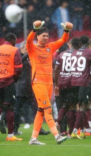 El mexicano Guillermo Ochoa celebra la permanencia en la Primera División italiana de su equipo, el Salernitana, que ayer derrotó 1-0 al Atalanta.