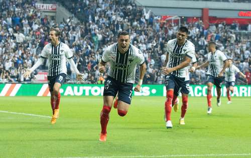 El delantero Rogelio Funes Mori (centro) abrió el camino para la victoria al marcar el primer gol de los regiomontanos apenas a los dos minutos.