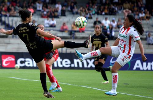 La escuadra de la UNAM se despidió del torneo con una victoria de 1-0 sobre las Centellas del Necaxa. En la imagen, la felina Stephanie Ribeiro disputa el esférico con la necaxista Reyna Velázquez ayer en el duelo disputado en Ciudad Universitaria.