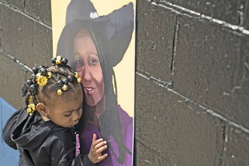 Una niña de 2 años abraza el retrato de su madrina, víctima del tiroteo masivo perpetrado el año pasado en un supermercado de Buffalo, Nueva York, donde un supremacista blanco mató a 10 personas de una comunidad afroestadunidense. El presidente Joe Biden ha declarado que la supremacía blanca “es la amenaza terrorista más peligrosa dentro de Estados Unidos”.