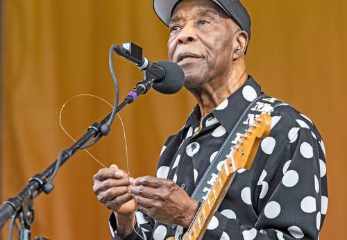 Buddy Guy juega con una de las cuerdas de su guitarra después de que ésta se rompiera durante su concierto en el Festival de Jazz y Herencia, el 4 de mayo, en Nueva Orleans.