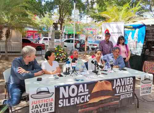 Aspecto del acto de ayer en la plazuela Obregón de Culiacán, en honor de Javier Valdez Cárdenas. Sentada, al centro, Griselda Triana, esposa del corresponsal de La Jornada.