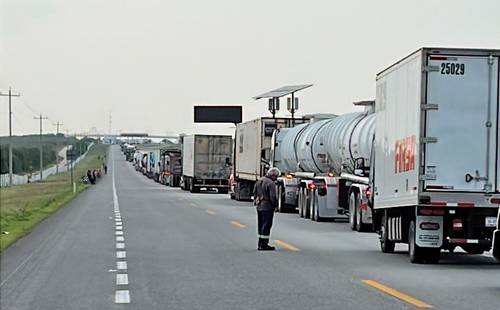 Desde el 8 de mayo, las demoras para cruzar la frontera Matamoros-Brownsville son de hasta 27 horas.