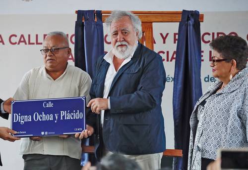 Jesús Ochoa y Plácido, Alejandro Encinas y Ernestina Godoy, en la inauguración de la calle Digna Ochoa y Plácido, a un costado de las instalaciones de la FGJ.