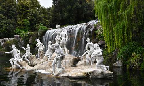 El Palacio Real de Caserta exhibe numerosas obras escultóricas en sus fuentes y jardines.
