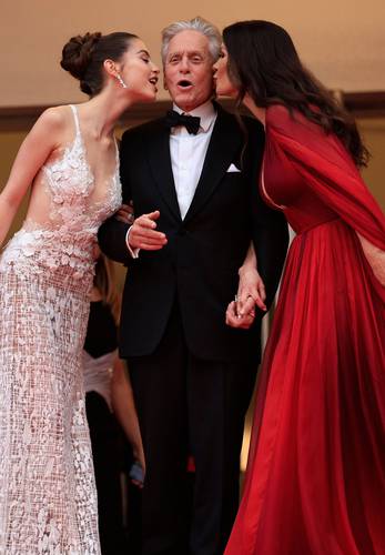  Michael Douglas, flanqueado por su hija, Carys, y Catherine Zeta-Jones. Foto Afp