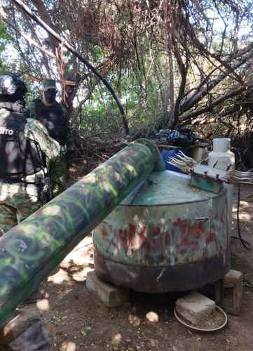 Estados Unidos debe trabajar con México para enfrentar el tráfico de fentanilo, advierte el senador demócrata Tim Kaine. En la imagen de febrero pasado, militares desmantelan un laboratorio de pastillas del opioide en Culiacán, Sinaloa.