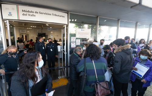 De las personas sujetas a proceso, 33 son servidores públicos, 296 personas físicas y 326 más personas físicas relacionadas con personas morales. En la imagen, un módulo del SAT en la colonia Del Valle