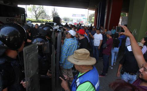 Decenas de ciudadanos que se oponen a la verificación vehicular en Jalisco, propuesta por el gobernador emecista Enrique Alfaro y aprobada por el Congreso local, intentaron bloquear ayer la carretera Guadalajara-Chapala, en el tramo de la avenida Periférico. Aseguraron que el programa es meramente recaudatorio y que no resuelve los problemas ambientales. En tanto, las autoridades desplegaron policías antimotines de la Secretaría de Seguridad Estatal, quienes impidieron a los inconformes seguir con su protesta.