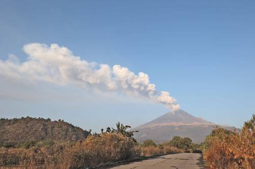 El volcán Popocatépetl incrementó su actividad y emitió gran cantidad de cenizas y fumarolas, por lo cual el gobierno de Puebla instaló más de 205 albergues en 27 zonas de riesgo, además de cancelar las clases presenciales en más de 900 escuelas en la entidad.