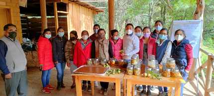 Taller de aprovechamiento de productos del bosque con recolectores y recolectoras de la región Mixteca.  Irvin Uriel Hernández