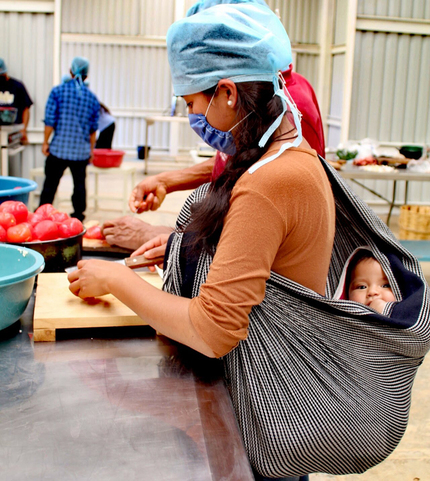 Participante del taller de aprovechamiento del tomate con agricultores de Santa María Tlahultoltepec, Mixes. Irvin Uriel Hernández