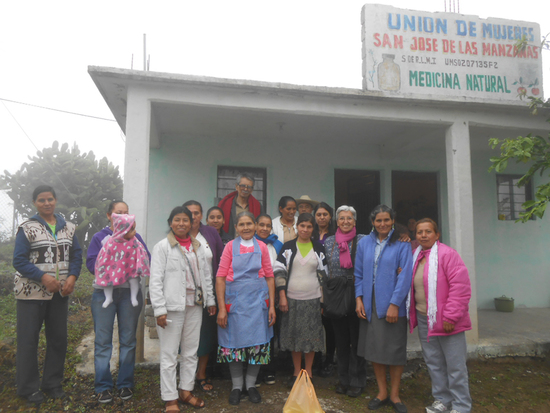 Socias de la Unión de Mujeres San José de las Manzanas en su taller de medicina natural.  Jozelin María Soto