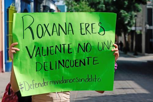 Integrantes de colectivos fe- ministas se manifestaron ayer frente al Centro de Justicia para las Mujeres de la Fiscalía Gene-ral de Oaxaca, en apoyo a Roxana Ruiz, condenada a seis años dos meses de prisión por asesinar a su violador en defensa propia.