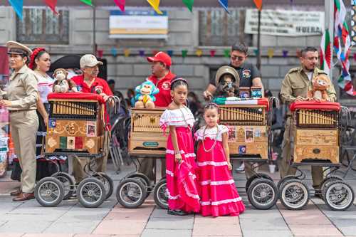 Una hermosa tradición que ha sobrevivido y que pasó del típico monito cilindrero a las ruedas.