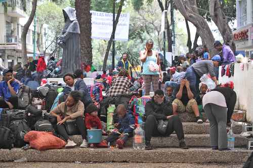  Varios de los indocumentados señalaron que decidieron no irse porque tienen cita en la Comisión Mexicana de Ayuda a Refugiados, y otros por temor a ser llevados de nuevo a Chiapas. Foto María Luisa Severiano