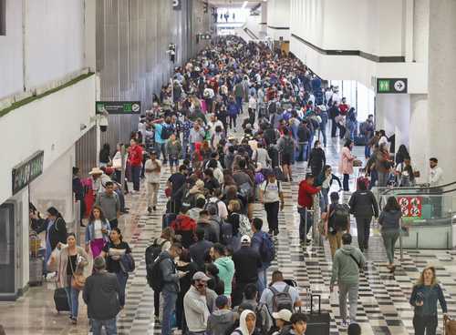  Cientos de pasajeros se vieron afectados con la cancelación, demora y reprogramación de salidas.