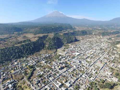 Vista aérea de la comunidad de Xalitzintla, municipio de San Nicolás de Los Ranchos, Puebla, una de las comunidades más cercanas al volcán Popocatépetl.