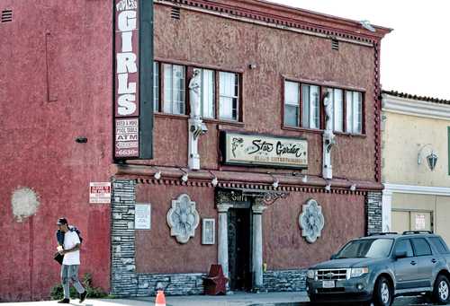 Después de meses de lucha, las bailarinas del Star Garden Topless Dive Bar (en la imagen), club ubicado en Los Ángeles, California, lograron sindicalizarse; ahora serán representadas en el famoso gremio Actor’s Equity, el cual está negociando un primer contrato colectivo con nuevos derechos como seguro médico y mejor salario.