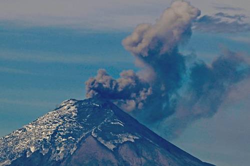 Una columna de vapor y gas sale del volcán Cotopaxi visto desde Quito, el 7 de mayo anterior.
