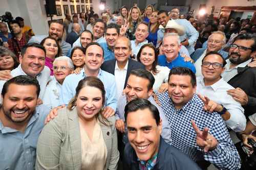 El priísta Manolo Jiménez (al centro), rodeado de dirigentes y militantes panistas durante su registro como candidato de la Alianza Ciudadana por la Seguridad.