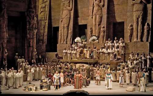 La Met de Nueva York se despidió esta semana de la puesta clásica de Aida después de más de 260 representaciones, decorados faraónicos y vestuarios extravagantes. La prestigiosa institución cultural confirma así un proceso de renovación.