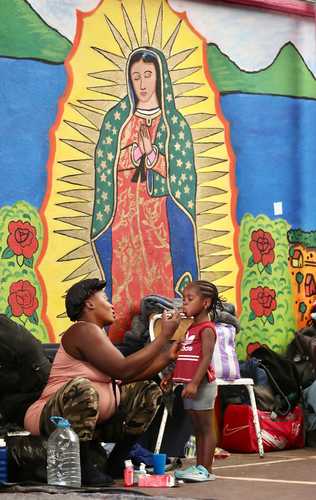 El constante flujo de indocumentados en la Ciudad de México ha rebasado los centros de atención, como la Cafemin (imagen), ubicada en la alcaldía Gustavo A. Madero, cuya capacidad es para 100 personas, pero ayer daba refugio a 640.