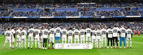 Todo el equipo del Madrid saltó a la cancha portando la camiseta de Vinicius en apoyo al brasileño.