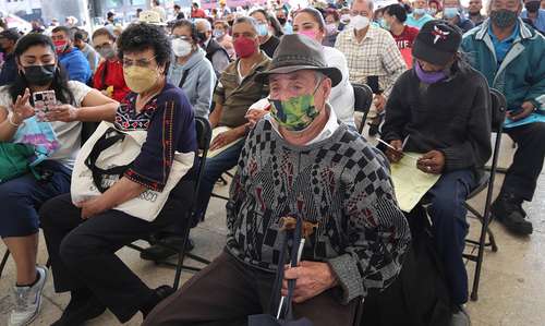 Un sondeo arrojó que en el país 21.4 personas se sintieron discriminadas por su edad. La imagen, durante el registro de pensión para adultos mayores en la explanada del Monumento a la Revolución, en abril de 2022.