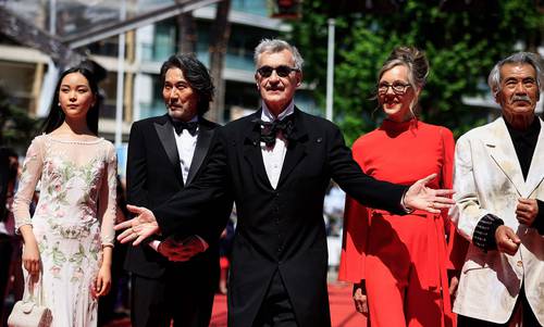 Wim Wenders flanqueado por los actores Arisa Nakano y Koji Yakusho, la fotógrafa Donata Wenders y el histrión Min Tanaka.