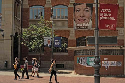 Están convocados a las urnas 35.4 millones de electores. La imagen, en Pamplona.