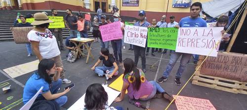 Decenas de inconformes se manifestaron frente al palacio de Gobierno de Veracruz, donde acusaron de represión al gobernador Cuitláhuac García.