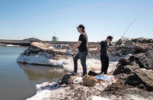 Los hermanos Carlsness aprovechan un “templado” día de primavera para salir a pescar en el lago Superior, en uno de los reductos que todavía se conservan frescos.