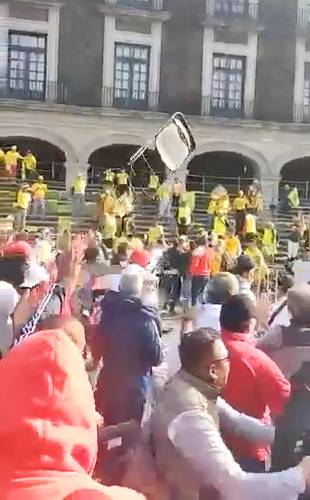 En las calles aledañas a la Plaza de los Mártires, en el centro de Toluca, antes del cierre regional de campaña de la candidata de la coalición Va por el Estado de México a la gubernatura, Alejandra del Moral, simpatizantes del PRI y el PRD se enfrentaron y se lanzaron sillas.