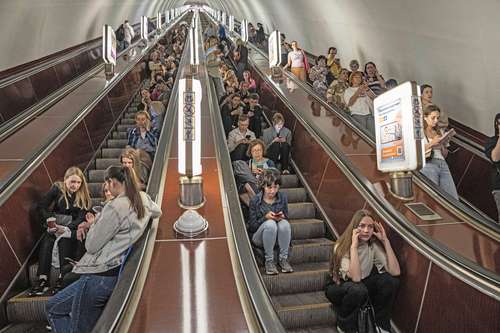 Residentes de Kiev volvieron a los refugios subterráneos ante la intensidad de las explosiones. La capital ucrania sufrió segunda noche de bombardeos rusos. La imagen, en una estación del Metro.