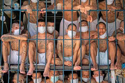 En imagen de archivo, presuntos pandilleros en la prisión de Quezaltepeque, en El Salvador, donde impera un régimen de excepción desde marzo del año pasado.