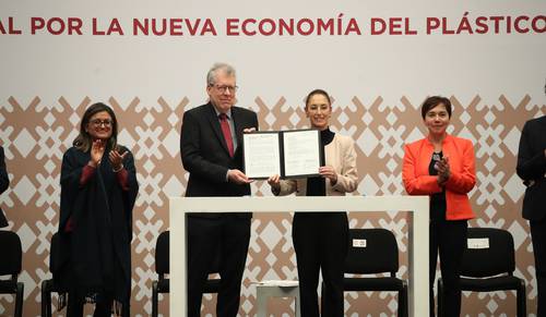 La jefa de Gobierno de la Ciudad de México, Claudia Sheinbaum Pardo, durante la firma del Compromiso Global por la Nueva Economía del Plástico. A su lado, Peter Grohmann, coordinador residente del Sistema de Naciones Unidas en México.