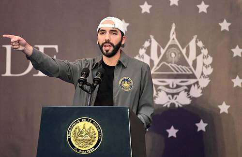El presidente Nayib Bukele (en imagen de archivo) cumple hoy cuatro años en el poder en El Salvador con gran popularidad por su guerra contra las pandillas, pero con críticas sobre la vigencia de los valores democráticos. Las encuestas señalan que nueve de cada 10 salvadoreños aprueban su gestión, que ha devuelto la seguridad a las calles, pero su cruzada antipandillas encendió las alarmas de los defensores de derechos humanos y algunos analistas advierten que parece gobernar sin contrapeso de otros poderes del Estado. Para combatir la delincuencia rige desde hace 14 meses el estado de excepción que permite a la policía y al ejército realizar arrestos sin orden judicial.