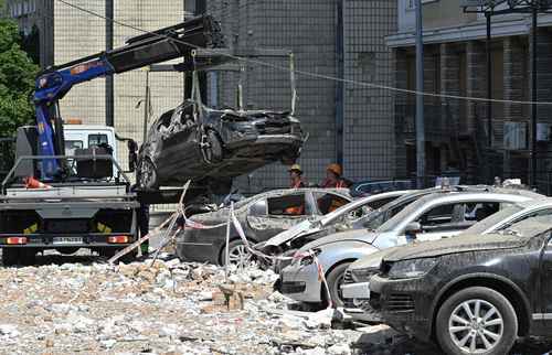 Varios automóviles resultaron dañados por el ataque con drones sobre un edificio de viviendas en Kiev, la noche del martes.