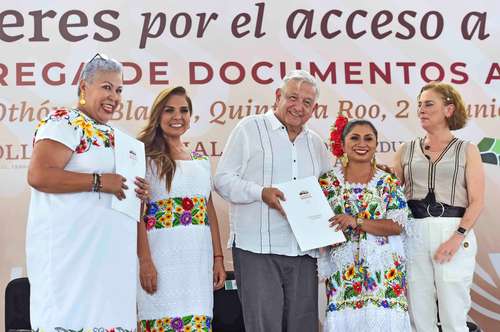 El Presidente entregó 757 certificados y títulos de propiedad a ejidatarias de QR.