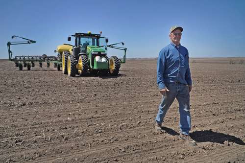 Un productor de maíz en Flandreau, Dakota del Sur, toma un breve descanso de la jornada diaria.