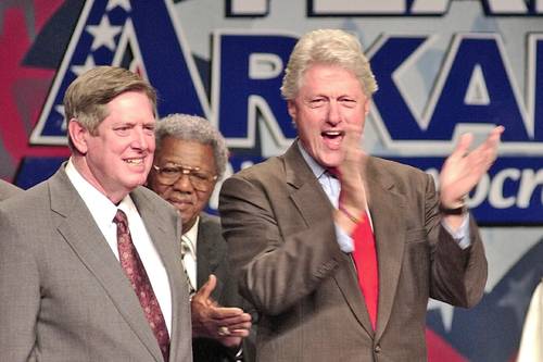 En enero de 1999, un Bill Clinton (quien aparece en imagen de 2002) incólume “exudaba una inquebrantable confianza personal y civilizatoria (sic)”, al declarar “un nuevo amanecer para Estados Unidos” y su futuro de “posibilidades ilimitadas”.