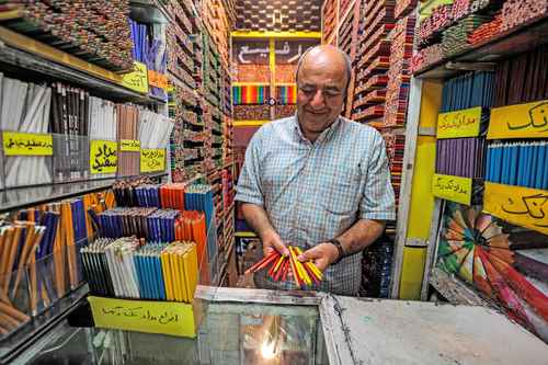 La tienda de Mohamad Rafi en la capital iraní tiene miles de colores de madera, que ya no se consumen como antes, pero aún hacen la delicia de los pequeños artistas.